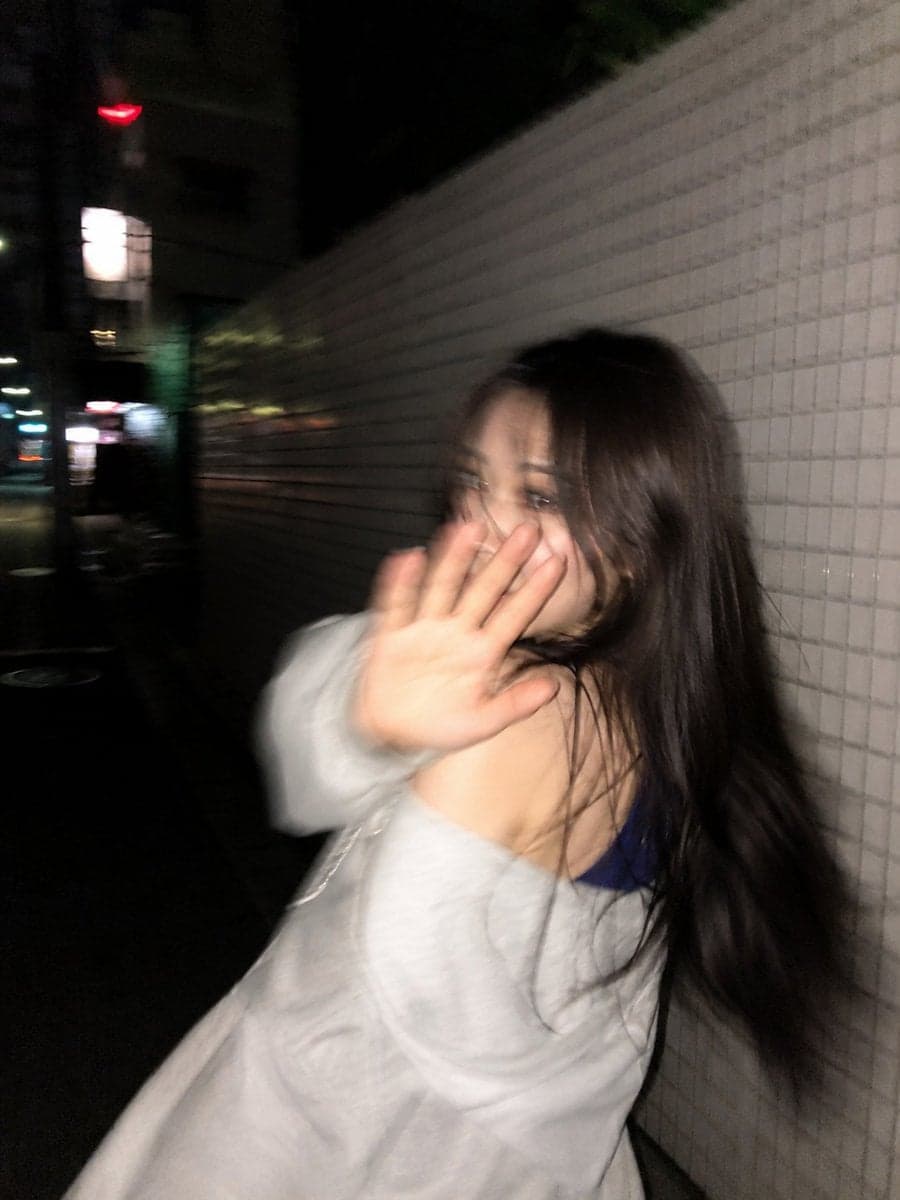 Ultra-realistic candid smartphone photo, 3:4 vertical. Origi