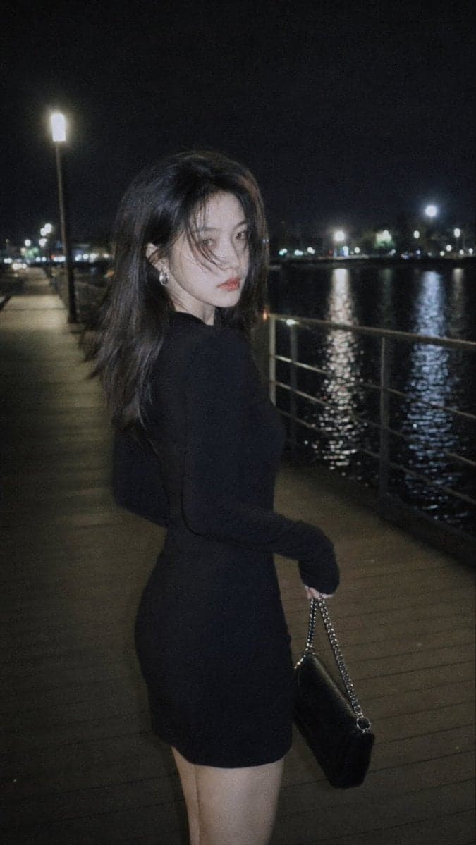 摄影风格:柔光CCD风
写真方向:夜色都市氛围街拍
场景方向:湖边夜间栈道 / 路灯 / 水面倒影 / 栏杆步道
服装方