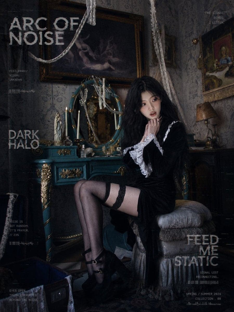 暗黑哥特洛丽塔人像写真,成年女性,黑色丝绒复古女仆裙,白色蕾丝荷叶边袖口与高领,黑色披肩头巾,银色十字架项链,复古戒指,