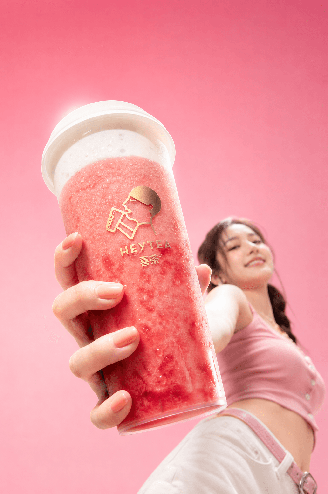 喜茶芝芝莓莓 + 亚洲美女 | 粉桃色渐变背景 [镜头] 极端广角低机位仰拍 
人物 镜头从模特下方往上打，前景的手 +