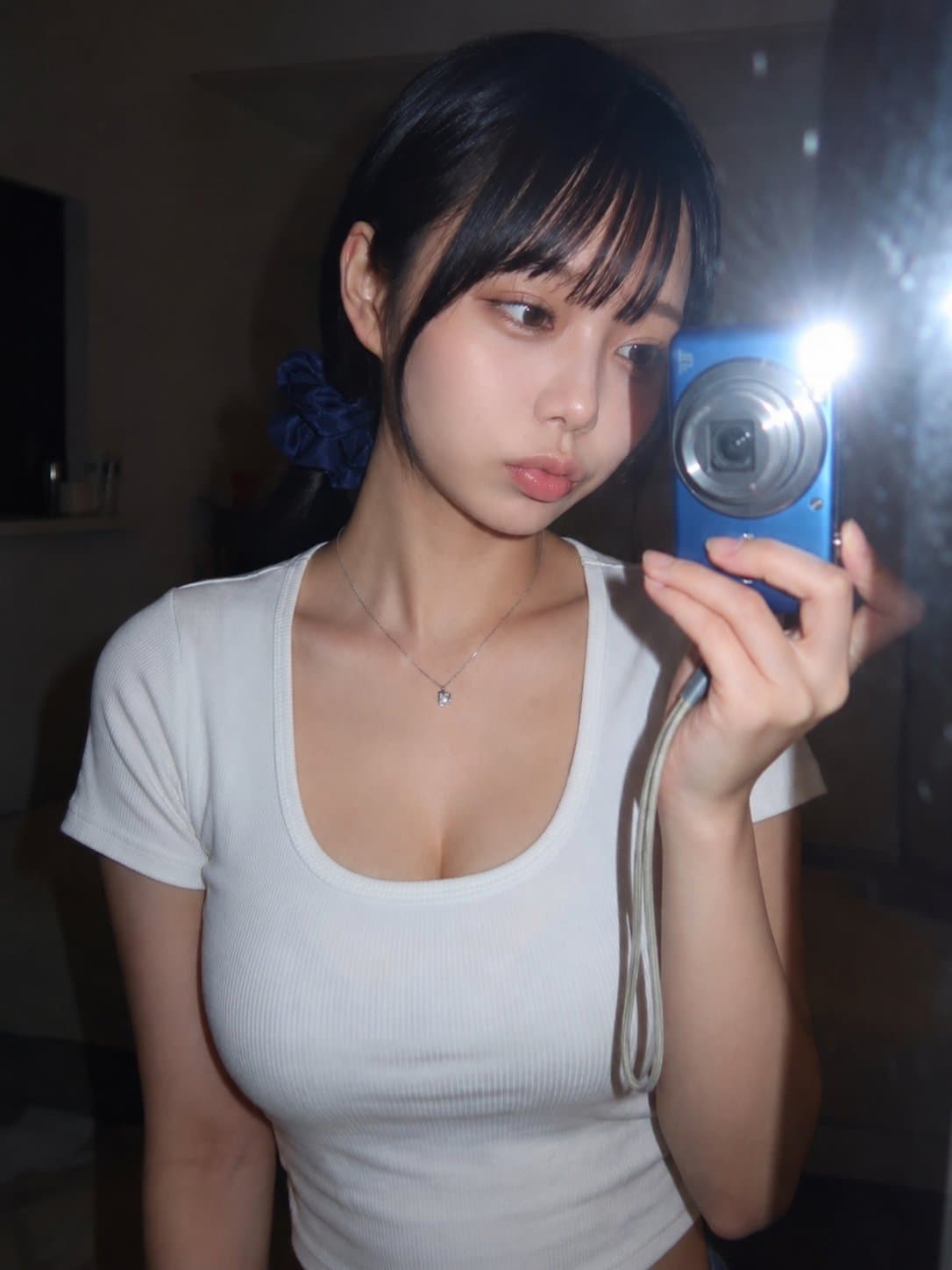 Create an ultra-realistic mirror selfie of a beautiful young