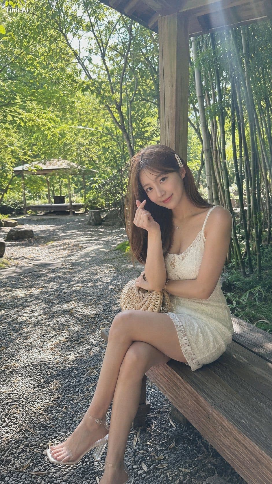 iPhone 16 Proで撮影したリアルなスナップ写真、25歳の可愛い東アジア人女性。長いストレートのライトブラウン髪