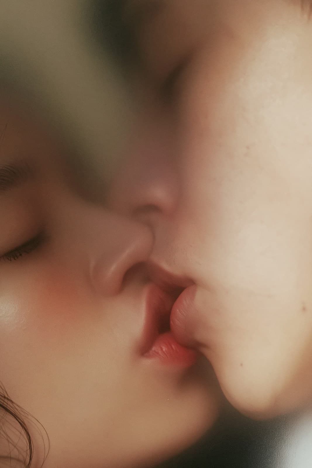 https://s.mj.run/YBDXTylYmlU Extreme close-up of a couple ki