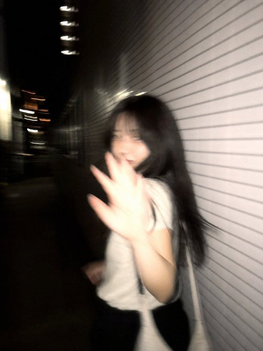 Ultra-realistic candid smartphone photo, 3:4 vertical. Origi