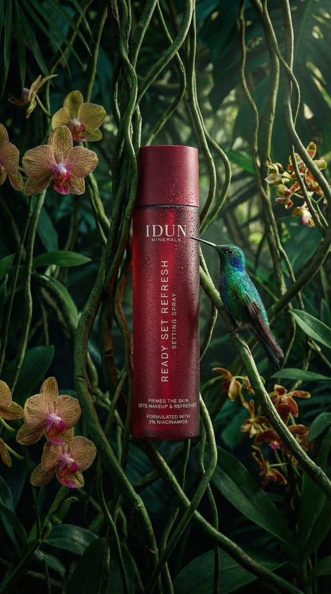 {
  "subject": {
    "primary": "Cosmetic spray bottle",
   