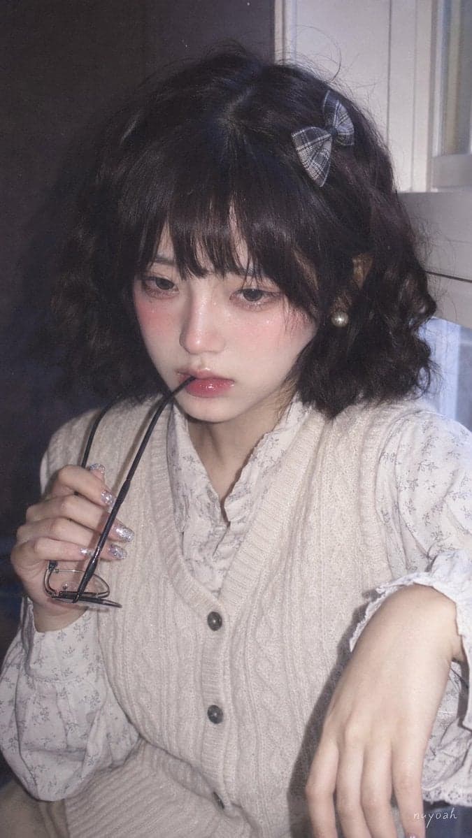 真人摄影、真实人物、日系复古 Pin 图气质的柔焦手机闪光人像,竖幅 9:16,近景半身构图,略高于眼平的正面机位,人物