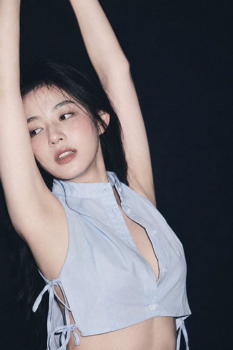 2:3，ccd直闪 90s 胶片杂志写真气质 近景半身裁切，人物占画面左中部与中央，人物2/3侧面视角，角色双臂上举形成
