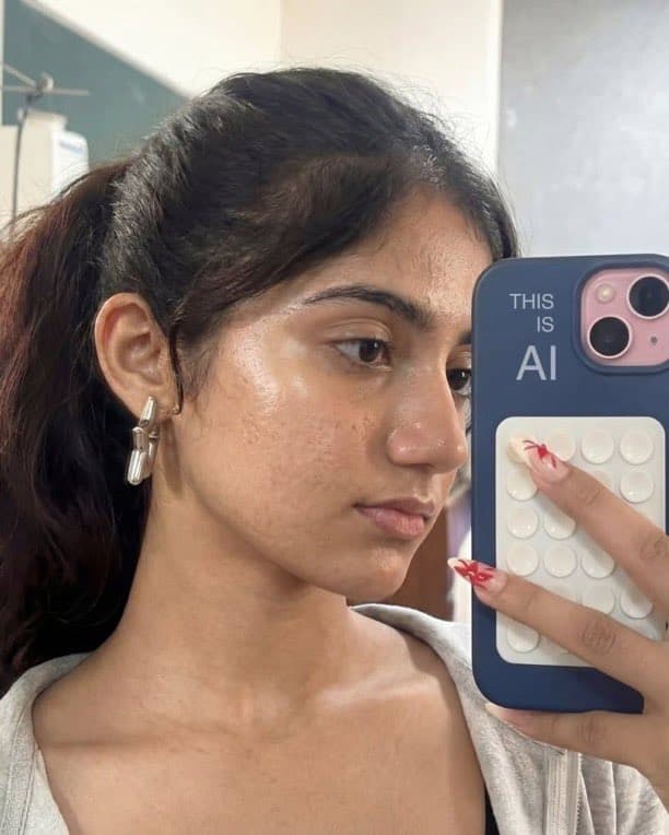 9:16 vertical aspect ratio, ultra-realistic smartphone mirro